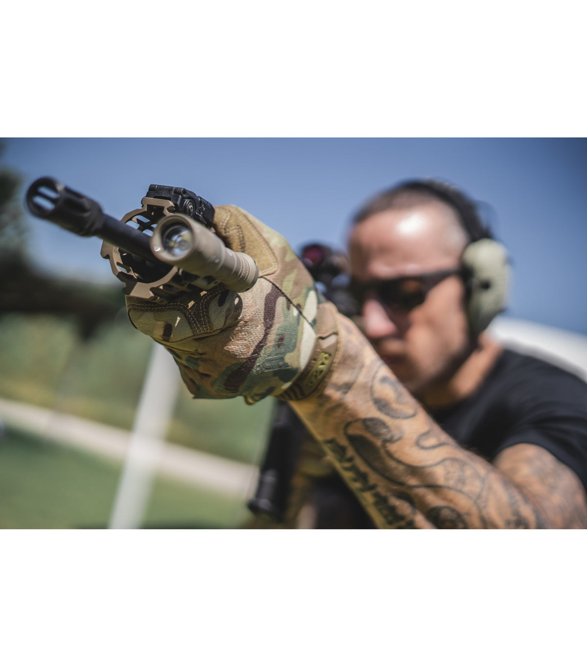 Person, Tätowierung, Schusswaffe, Waffe, Mann