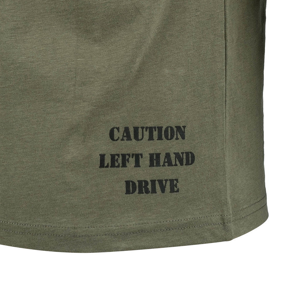T-Shirt, Olivt Grün, Textdruck, Achtung Linksverkehr, Saumkante
