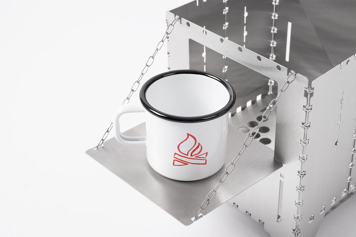 camping Becher, Emaille-Becher, weißer Becher, rotes Flammenlogo, Lagerfeuer-Design
