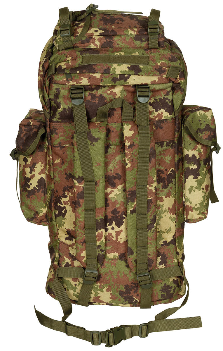 BW Kampfrucksack 65 l mit Seitentaschen in Vegetato-Tarnmuster, Rückansicht