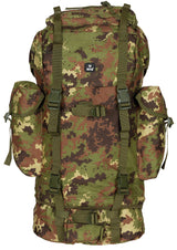 BW Kampfrucksack 65 l mit Seitentaschen in Vegetato-Tarnmuster, Vorderansicht