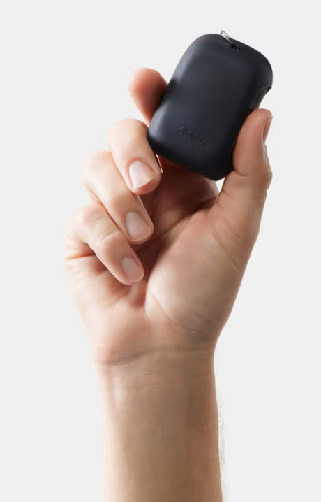 airpods case, earbuds case, schwarze hülle, kompakte hülle, anhängevorrichtungloch