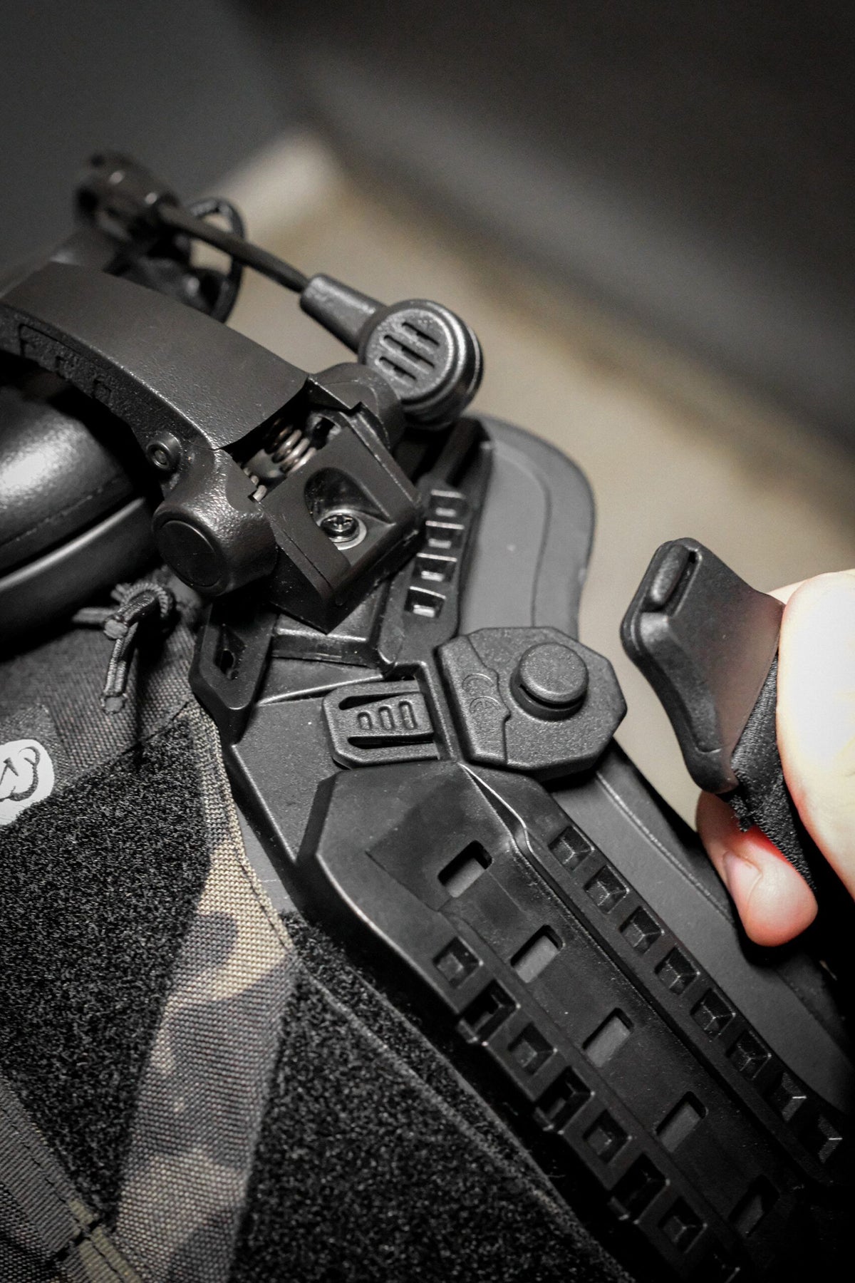Tactical vest, MOLLE vest, Velcro strap, Belt clip, Luftkissenlampe?