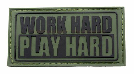 Klettabzeichen Work Hard Play Hard - olive