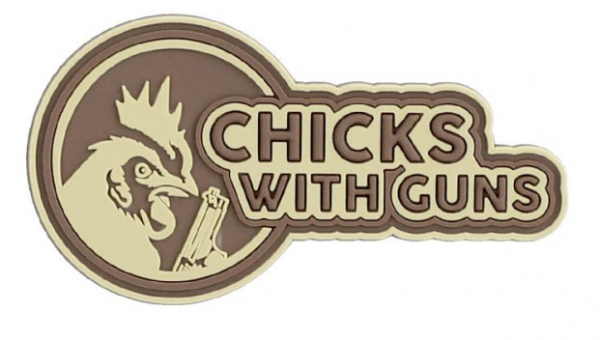 Klettabzeichen Chicks With Guns - coyote